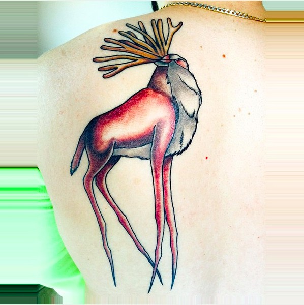 背部彩色的奇怪鹿纹身图案