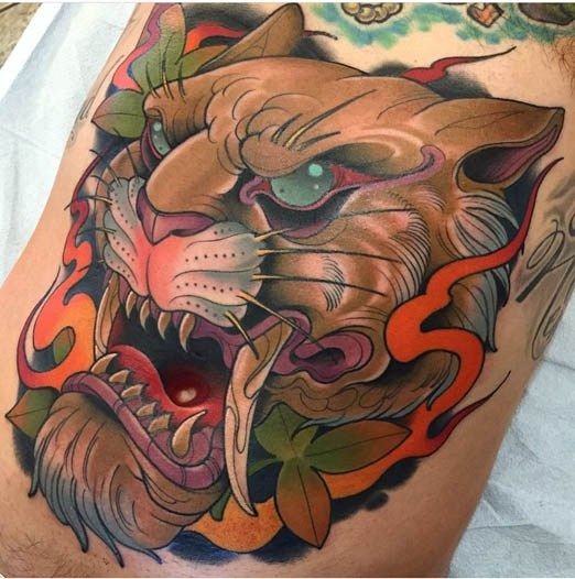 日本风格的彩色老虎手臂纹身图案