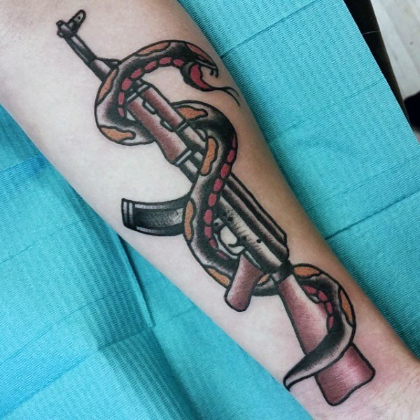 old school彩色的AK步枪和蛇手臂纹身图案
