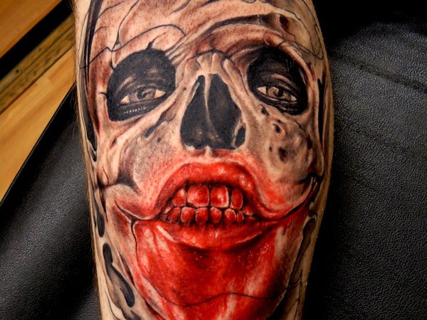 难以置信的彩色血腥怪物手臂纹身图案