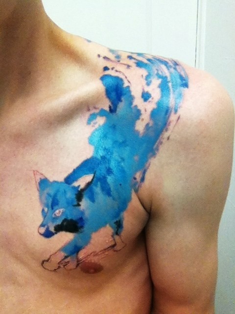 肩部和胸部蓝色的水墨狐狸纹身图案
