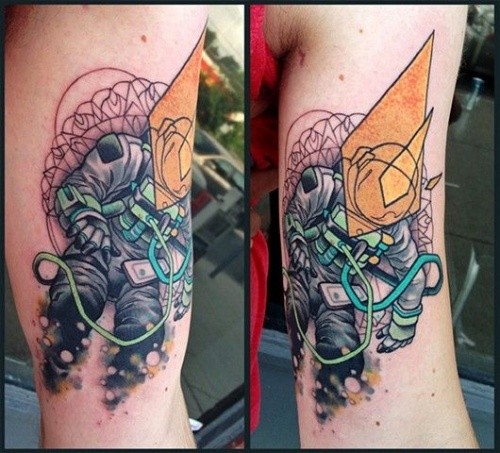 超现实主义风格的彩色宇航员与几何手臂纹身图案