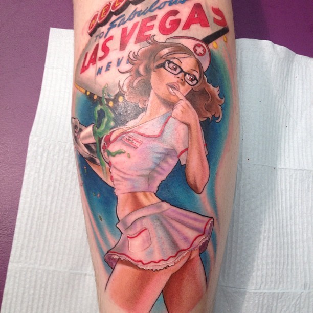 小腿可爱漫画风格的性感护士与字母纹身图案