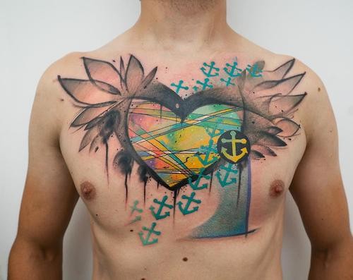 胸部斑斓的心形和船锚纹身图案