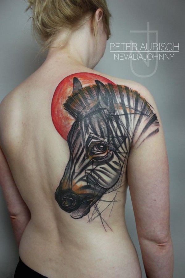 背部个性的彩色斑马纹身图案