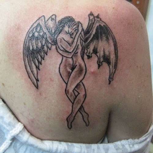 背部天使和恶魔在接吻纹身图案