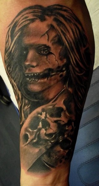 手臂可怕的怪物女人和骷髅纹身图案