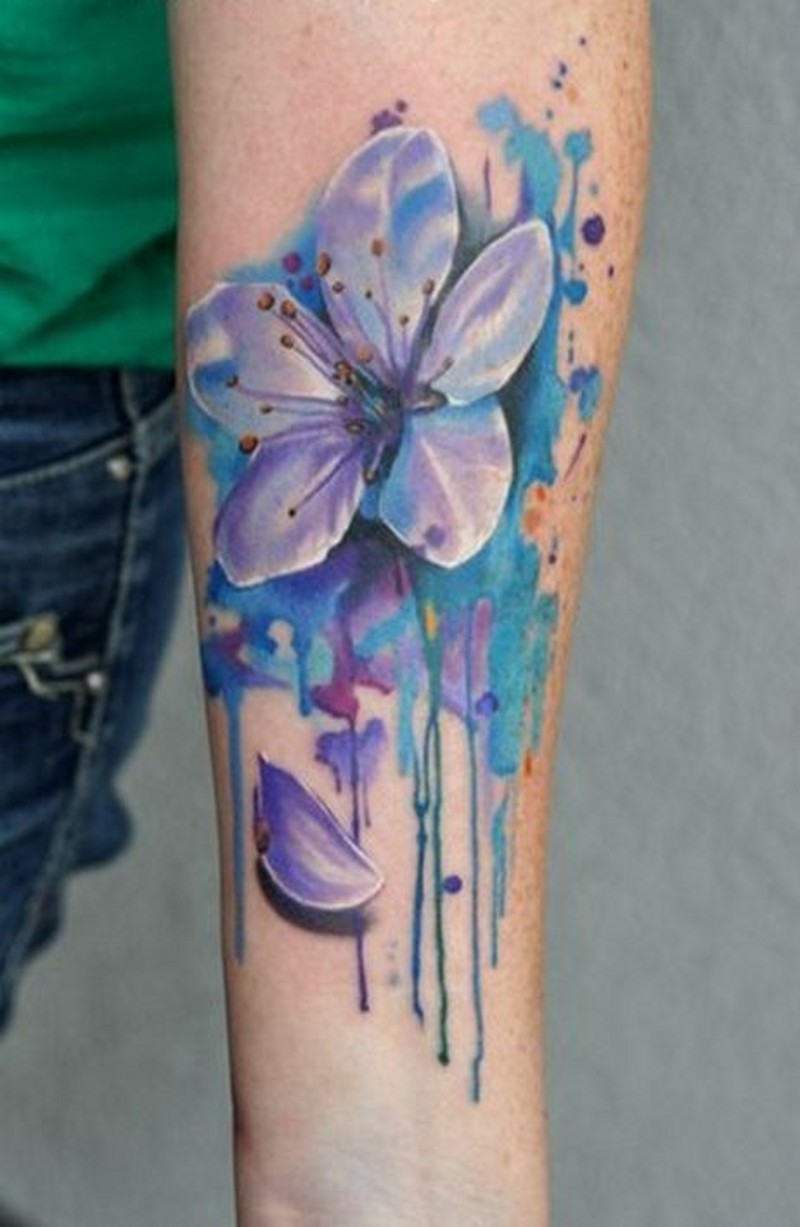 手臂3D写实五彩缤纷的花朵和水彩泼墨纹身图案
