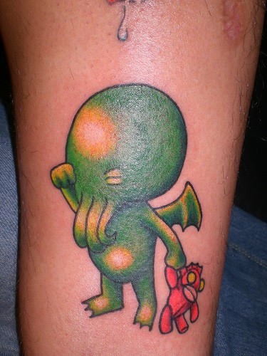 手臂上的绿色小外星人纹身图案