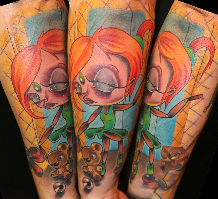 卡通风格彩色女孩与玩具手臂纹身图案