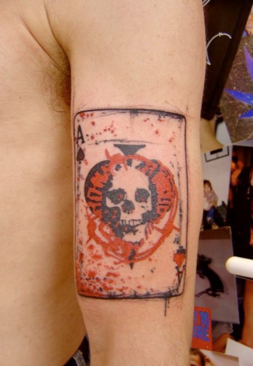 手臂水彩风格的骷髅扑克牌纹身图案