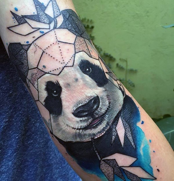 手臂漂亮的熊猫与几何树叶纹身图案