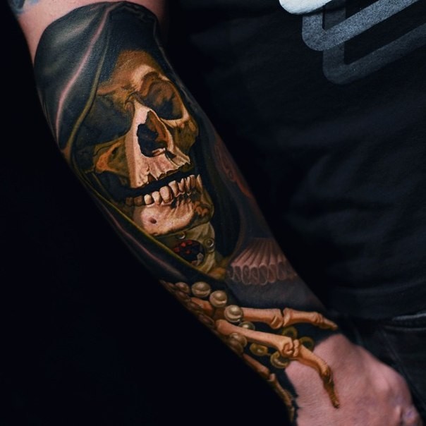令人毛骨悚然的彩色骷髅骨架与遮光罩手臂纹身图案