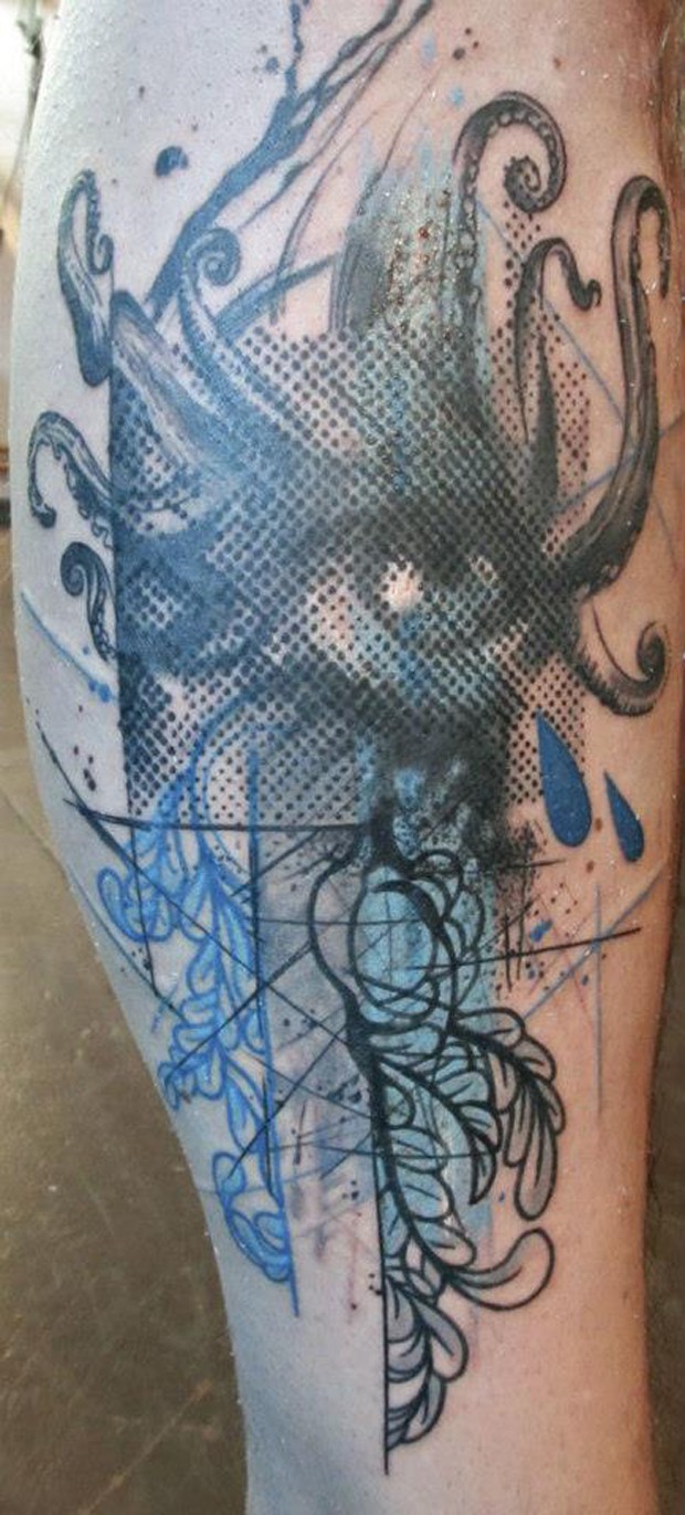 小腿抽象风格的彩色女人与树叶纹身图案