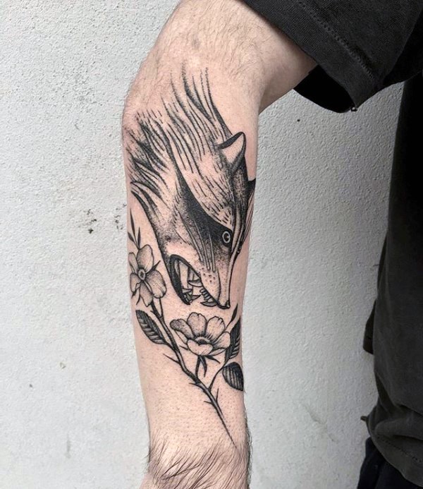 手臂雕刻风格黑色点刺邪恶浣熊纹身图案