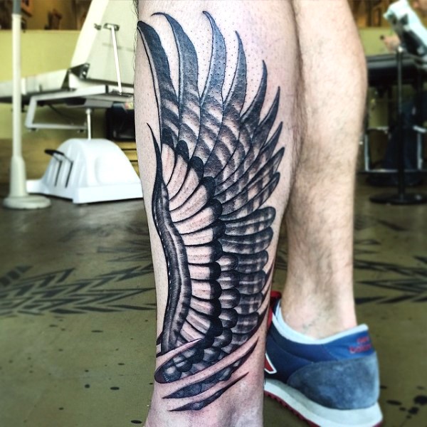 简单的黑白鹰翅膀小腿纹身图案