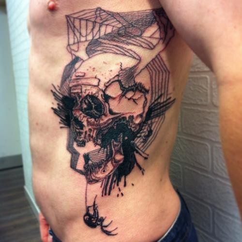 侧肋水墨抽象风格的恶魔骷髅和鹿角纹身图案