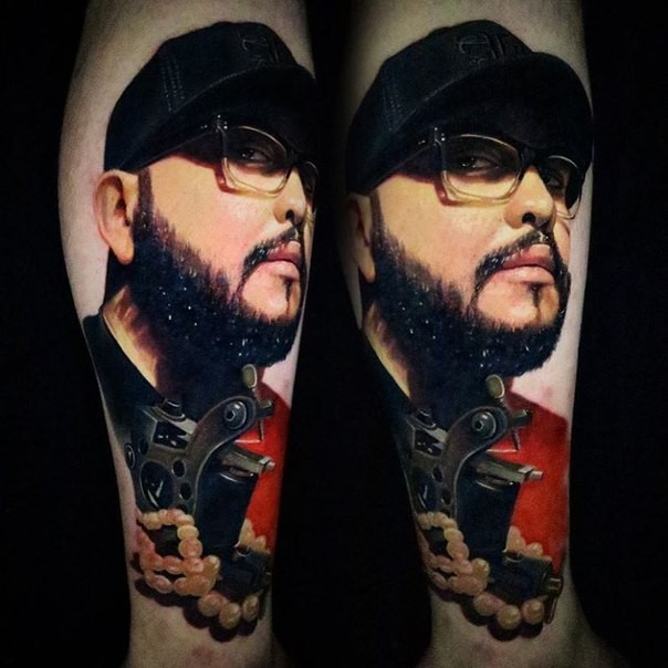 逼真的男性肖像与纹身机彩色手臂纹身图案