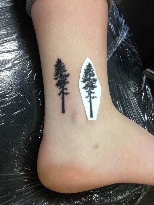 漂亮的黑色小树脚踝纹身图案
