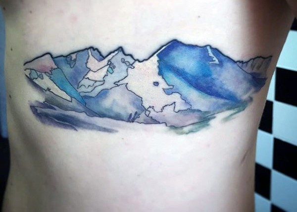 侧肋彩色漂亮的山脉纹身图案