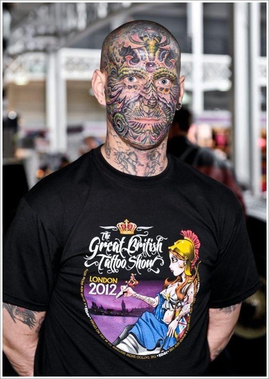 男子惊人的彩绘脸部纹身图案