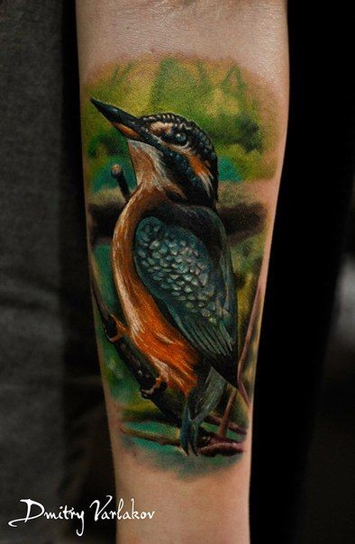 写实风格彩色美丽的翠鸟手臂纹身图案