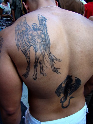 背部裸体的男性天使纹身图案