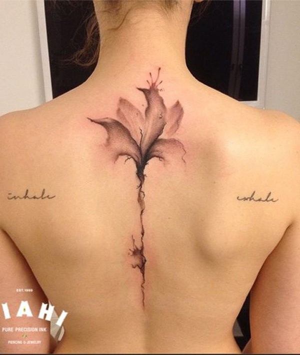 背部黑灰水墨花朵和字母纹身图案