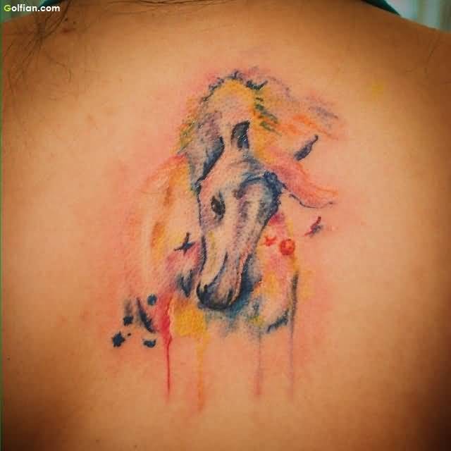 背部抽象风格的彩色马纹身图案