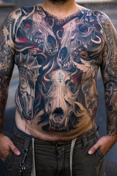 胸部和腹部彩色有趣的动物头骨纹身图案