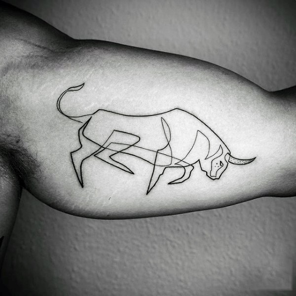手臂黑色线条的牛纹身图案