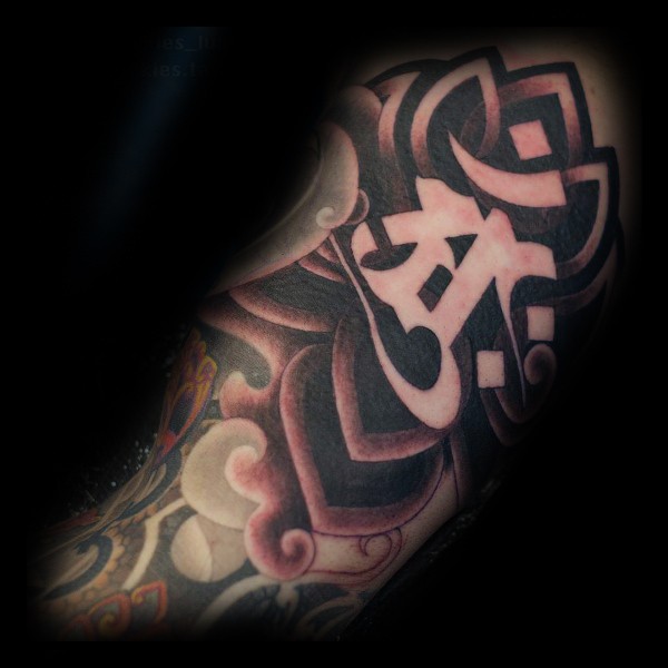 现代传统风格的彩色幻想符号手臂纹身图案
