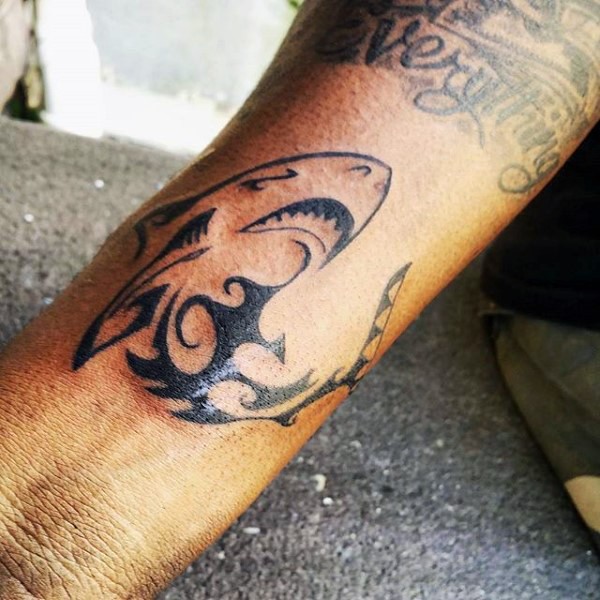 看上去很有趣的黑色波利尼西亚鲨鱼手臂纹身图案