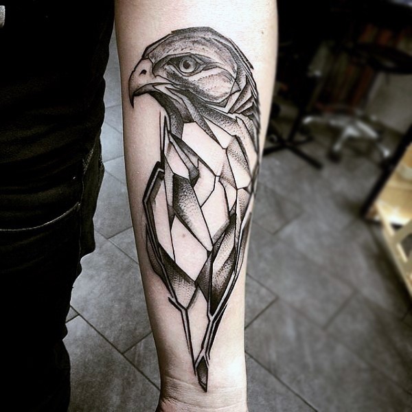 手臂抽象的黑白鹰雕像纹身图案