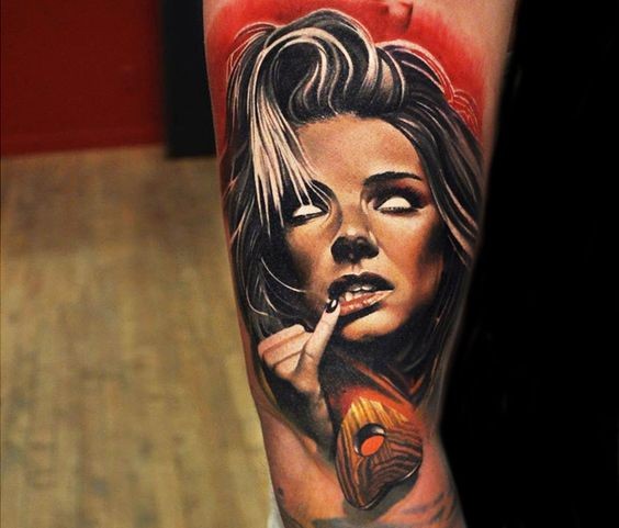 彩色恐怖风格女性肖像和心形手臂纹身图案