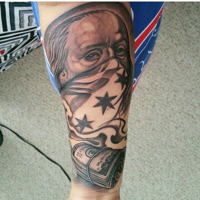 手臂黑色美国男性肖像与美元纹身图案