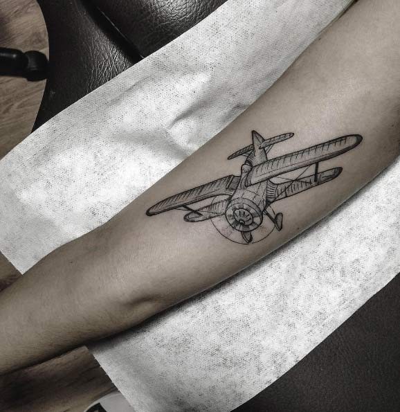 雕刻风格的黑色飞机手臂纹身图案