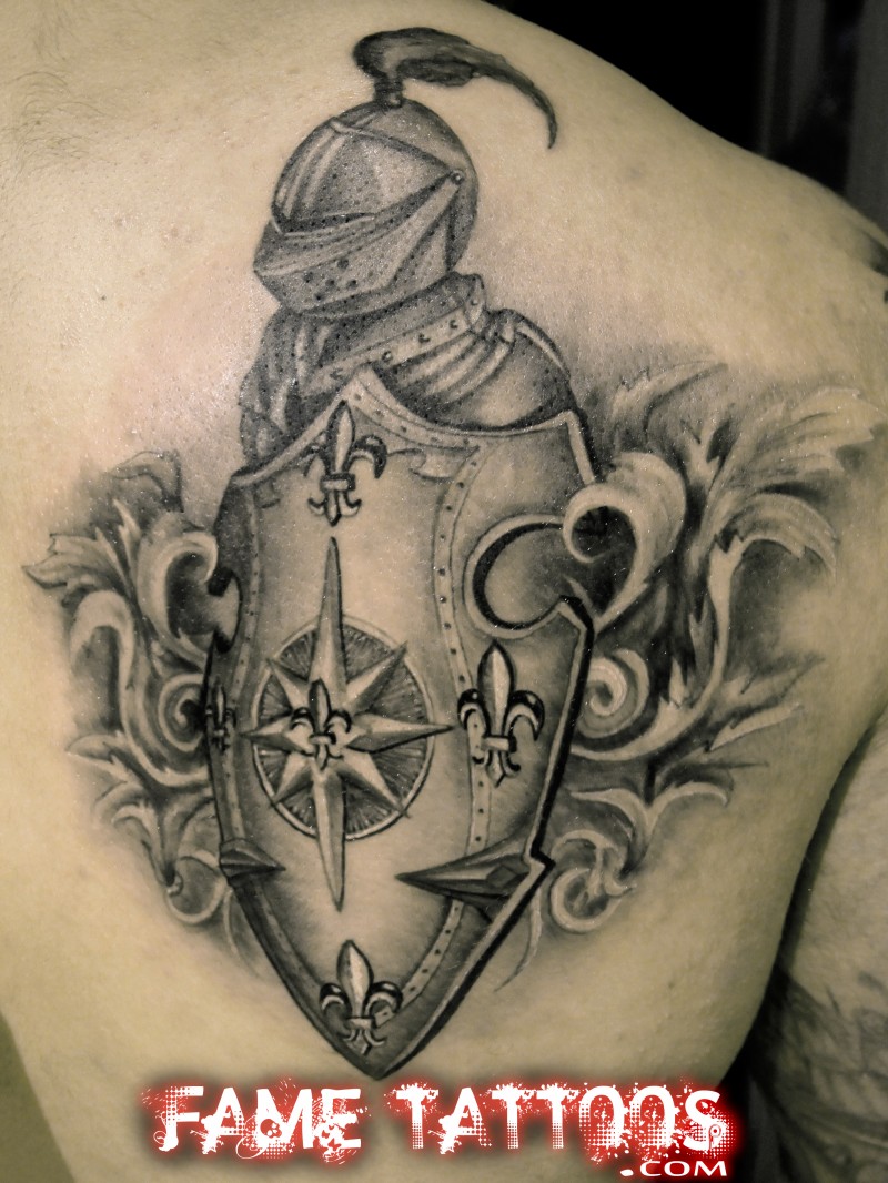 背部3D黑白中世纪骑士与盾牌纹身图案