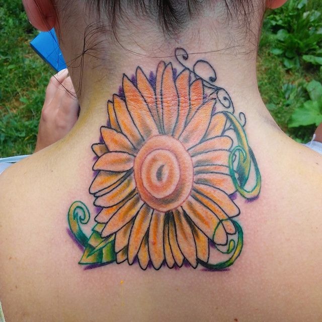 颈部3D彩色的美丽花朵纹身图案