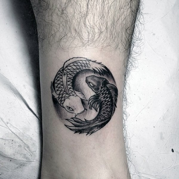 圆形的黑白鲤鱼标志脚踝纹身图案