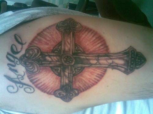 十字架和红色太阳字母纹身图案