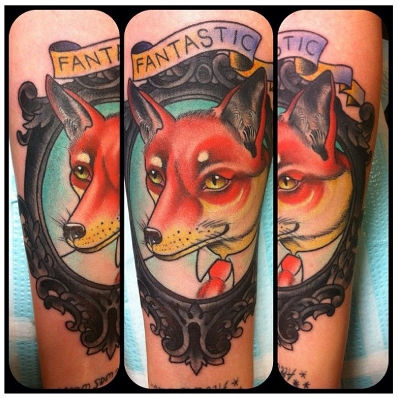 手臂彩色狐狸和英文字母纹身图案