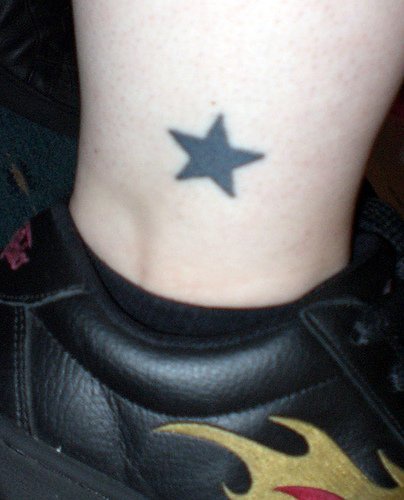 黑色的小星星脚踝纹身图案