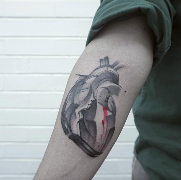石雕风格彩色人体心脏手臂纹身图案