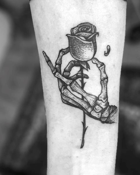 手臂有趣的手绘黑色点刺骷髅手与花朵纹身图案
