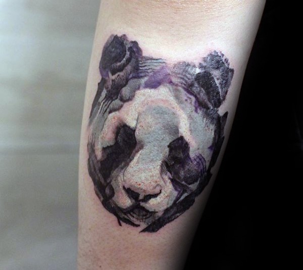 手臂抽象风格的彩色熊猫头纹身图案