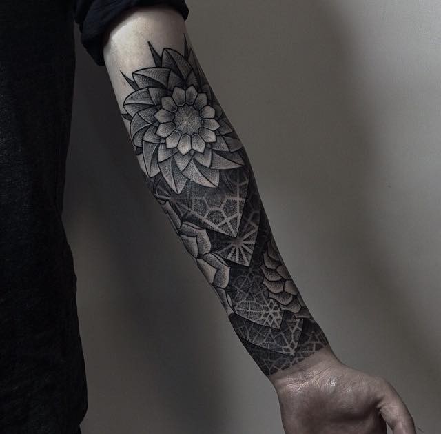 手臂灰色的抽象的装饰花卉纹身图案