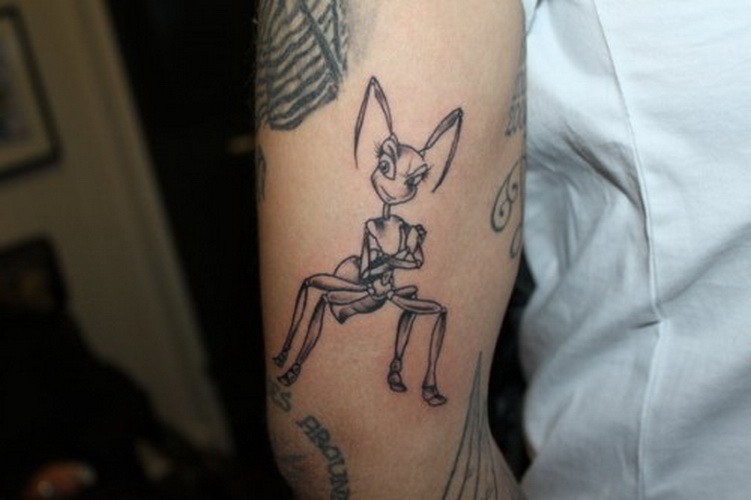 可爱的动画灰色蚂蚁手臂纹身图案