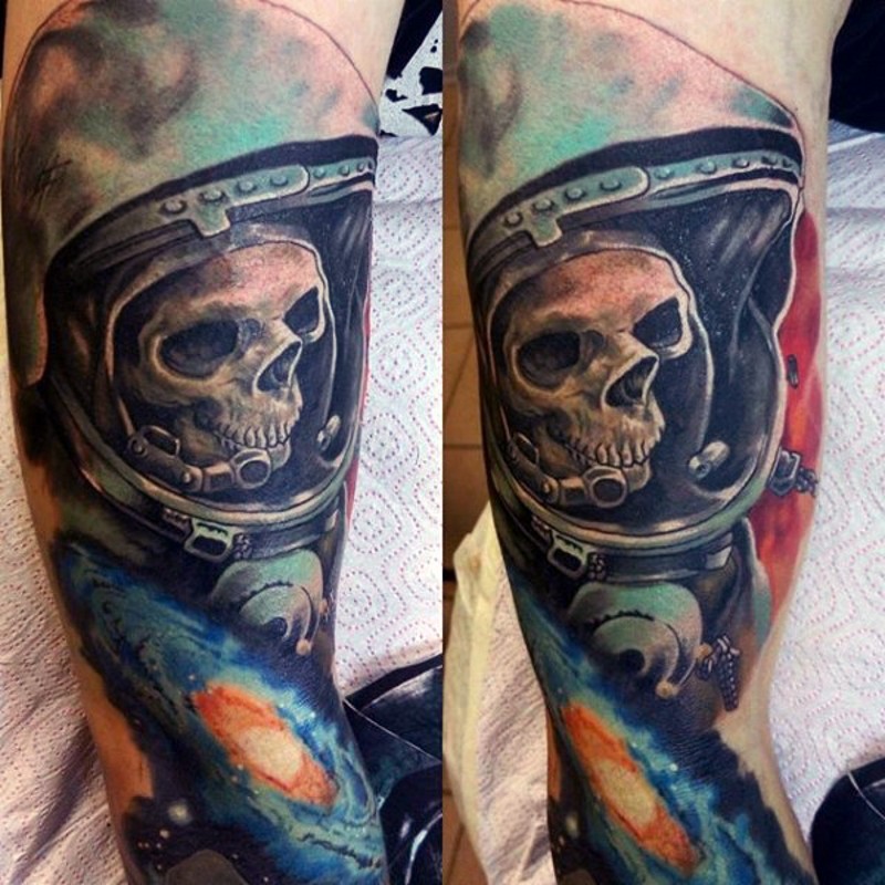 手臂3D逼真的彩色宇航员骷髅纹身图案