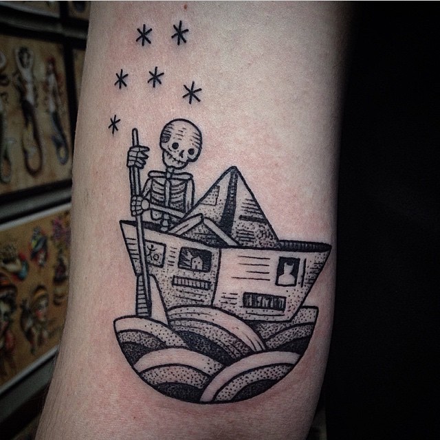 手臂小小的黑色纸船与骷髅点刺纹身图案